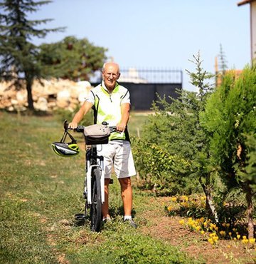 Kırklarelili emekli öğretmen Nihat Özge, bisikletiyle günde ortalama 40 kilometre yol katediyor