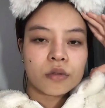 Güzellik sektörünün oldukça gelişmiş olduğu Asya ülkelerinde yaşayan kadınlar, sosyal medya platfomlarından paylaştıkları videolarla inanılmaz dönüşümlerini ortaya koyuyor. Asian Makeup adlı bir Instagram hesabı ise kadınların değişimlerini öncesi ve sonrası fotoğraflarla paylaşıyor